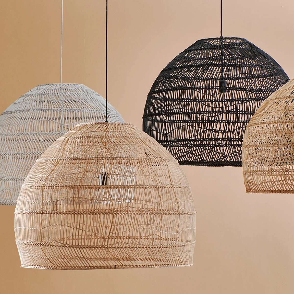 HKliving-Wicker-Pendelleuchte-Ambiente HKliving Wicker Pendelleuchte Ambiente Créer une salle à manger beige et bois est l'une des meilleures façons d'aménager un intérieur à la fois chaleureux, élégant et intemporel. Cette association de couleurs douces et de matières naturelles séduit par son équilibre : le beige apporte de la luminosité, tandis que le bois réchauffe l'atmosphère et crée une sensation immédiate de confort.