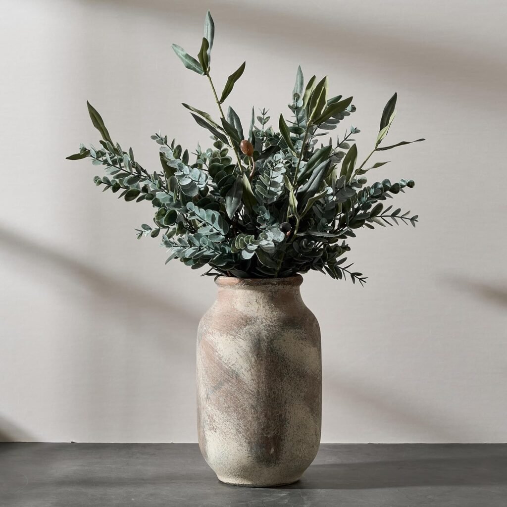 grand-vase-ceramique grand vase ceramique Créer une salle à manger beige et bois est l'une des meilleures façons d'aménager un intérieur à la fois chaleureux, élégant et intemporel. Cette association de couleurs douces et de matières naturelles séduit par son équilibre : le beige apporte de la luminosité, tandis que le bois réchauffe l'atmosphère et crée une sensation immédiate de confort.