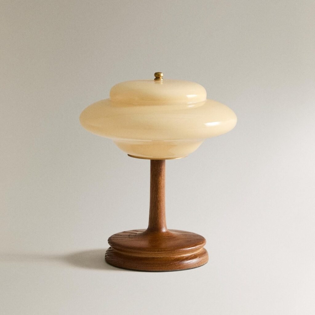 lampe_champignon_1x1 lampe champignon 1x1 Créer une salle à manger beige et bois est l'une des meilleures façons d'aménager un intérieur à la fois chaleureux, élégant et intemporel. Cette association de couleurs douces et de matières naturelles séduit par son équilibre : le beige apporte de la luminosité, tandis que le bois réchauffe l'atmosphère et crée une sensation immédiate de confort.