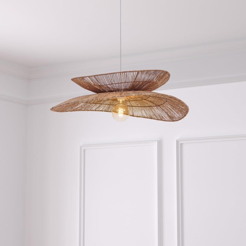 suspension-fibre-atmosphera suspension fibre atmosphera Créer une salle à manger beige et bois est l'une des meilleures façons d'aménager un intérieur à la fois chaleureux, élégant et intemporel. Cette association de couleurs douces et de matières naturelles séduit par son équilibre : le beige apporte de la luminosité, tandis que le bois réchauffe l'atmosphère et crée une sensation immédiate de confort.